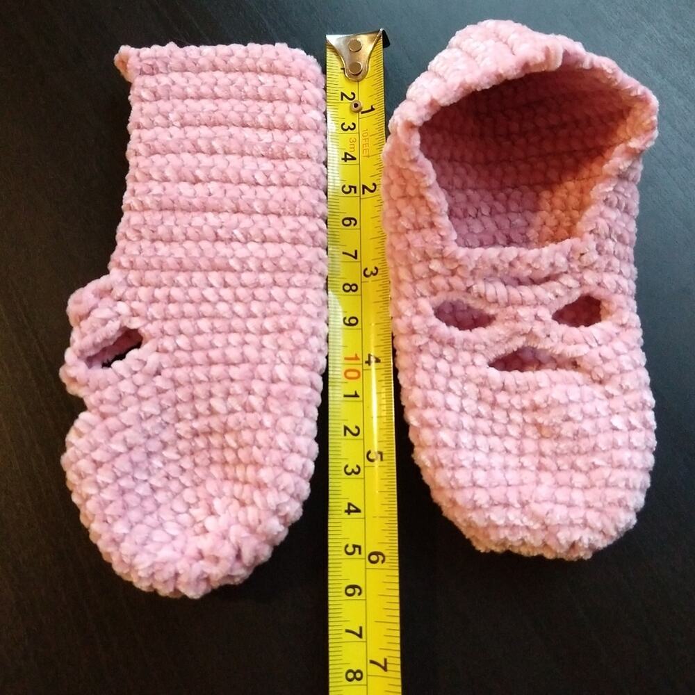 Soft Pink Ballet Style Slippers girls sz 9 / 10 / 11 premade chenille baby yarn - Picture 2 of 2